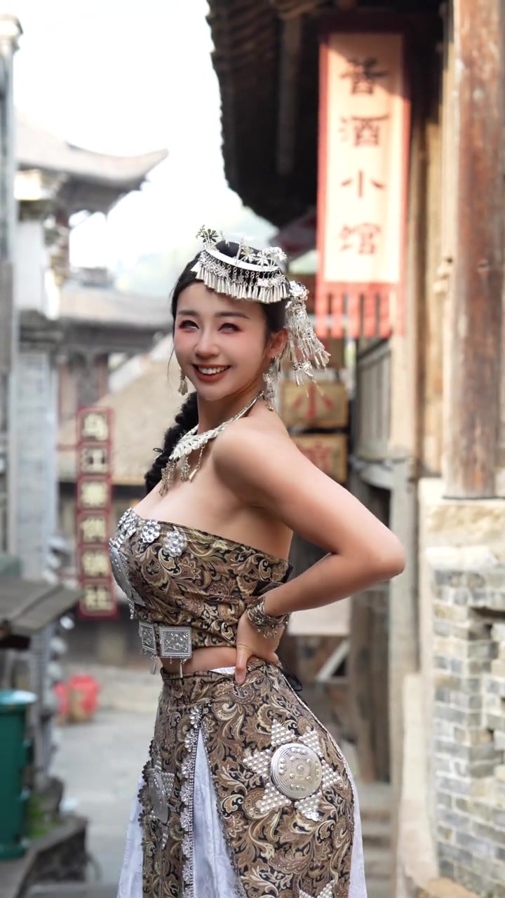 美不美？张曼源晒自己苗族装扮：是时候拿出我宝藏库存了