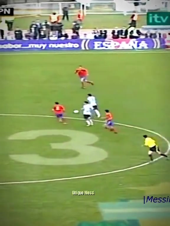 打成了训练赛！名场面：年轻的梅西突破哈维和小白的中场防线！