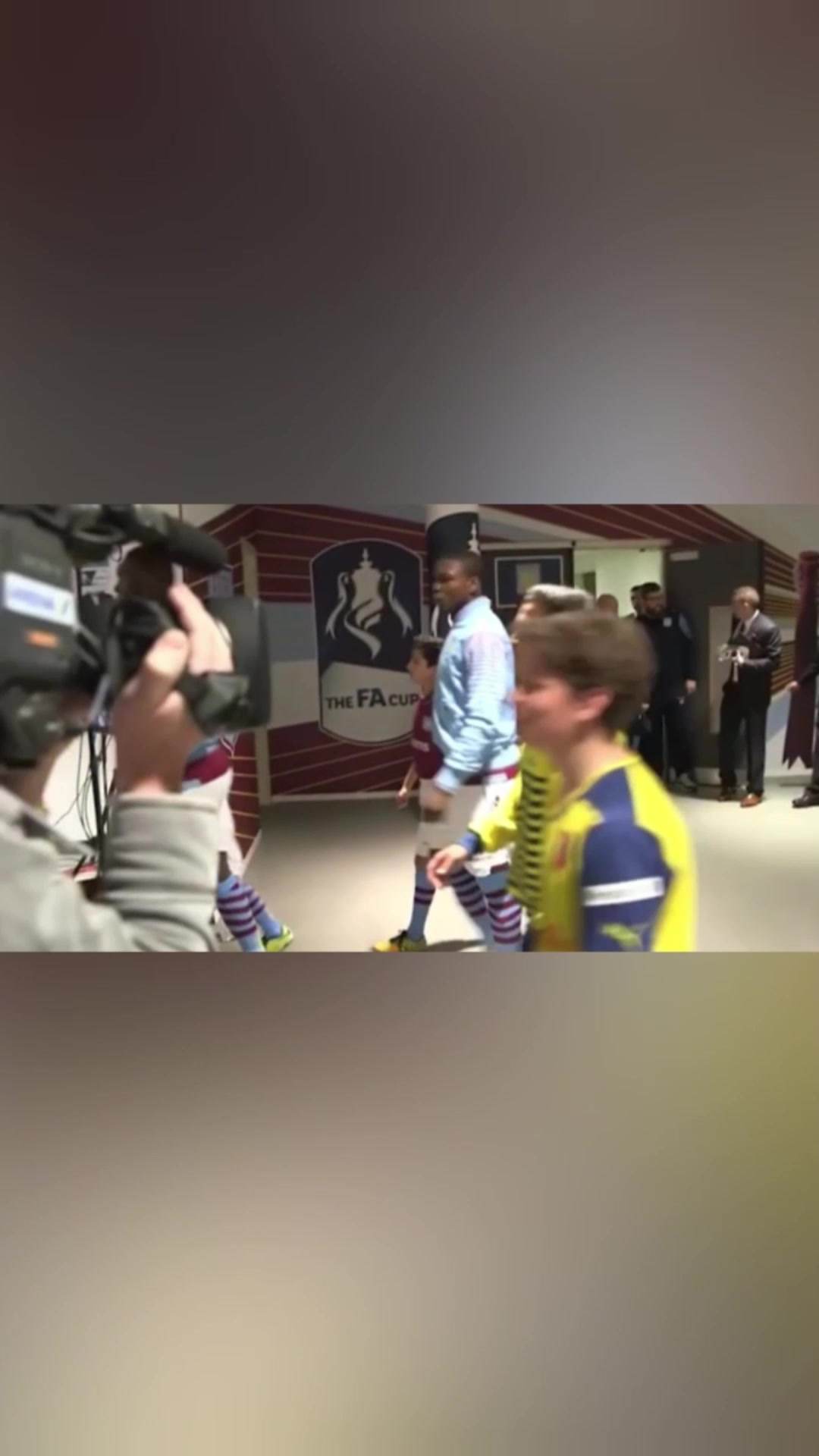 桑切斯：别人牵着的是球童，我牵着的是兄弟！