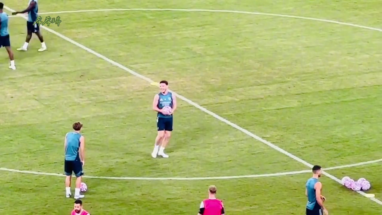 赖斯你在教道曼什么东西，他的屁股已经翘到可以点起一个足球