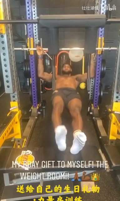 永远的好兄弟！名场面：詹姆斯健身房训练，浓眉一旁疯狂耍宝！