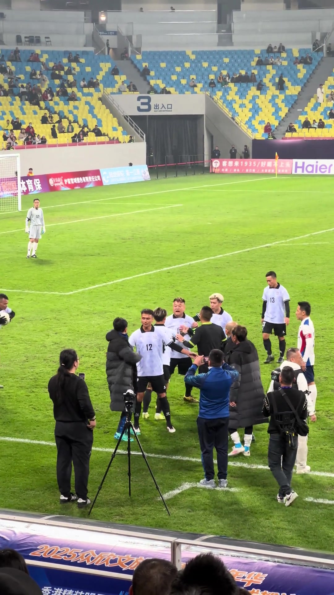 发生什么了？陈百祥这么大年纪了踢个球还没忍住发火……