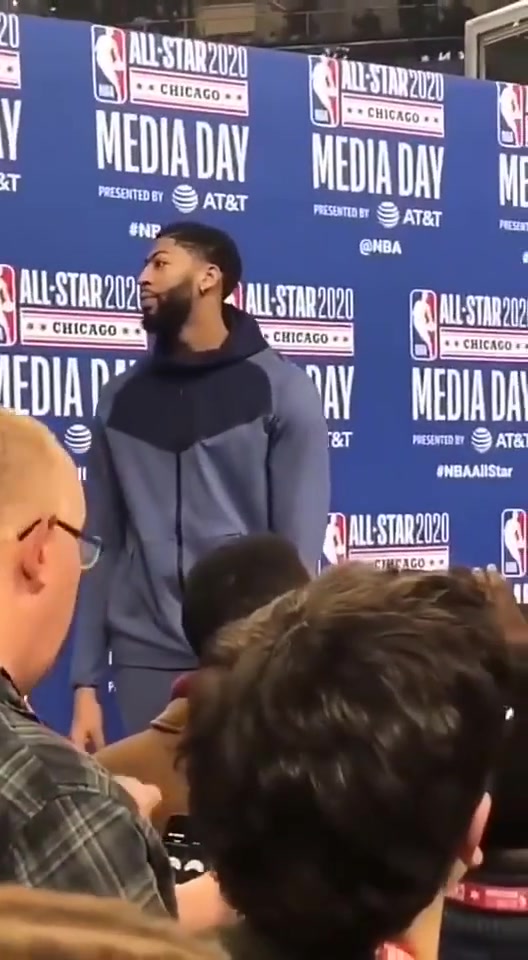 当众撒糖?名场面:浓眉明星赛不顾采访,大声表白詹姆斯!