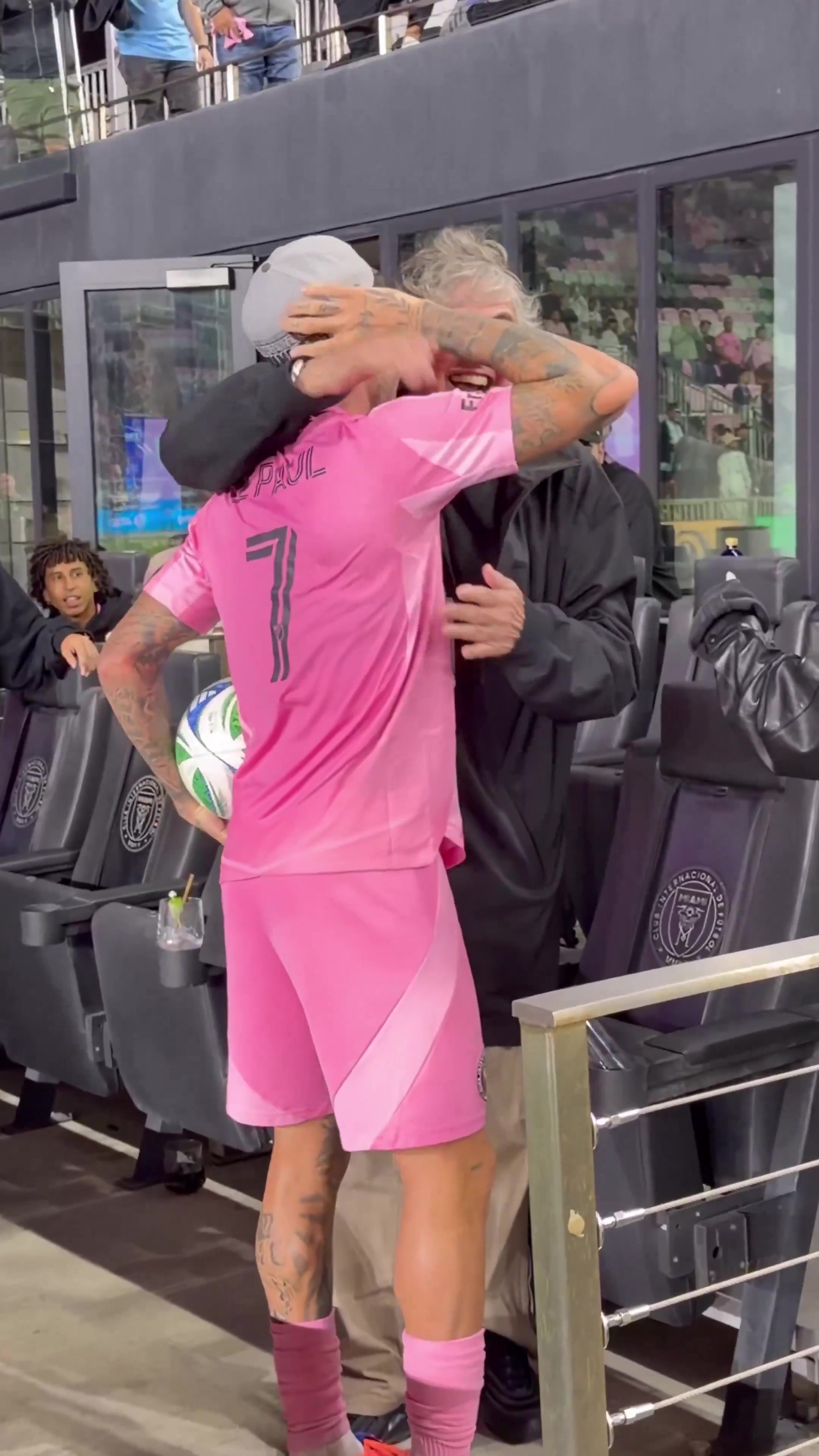 德保罗女友现场为球队加油，穿的底裤让网友热议