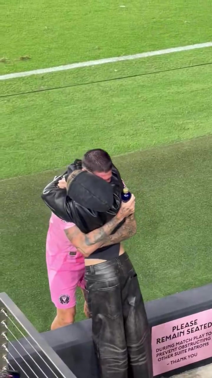 德保罗女友现场为球队加油，穿的底裤让网友热议