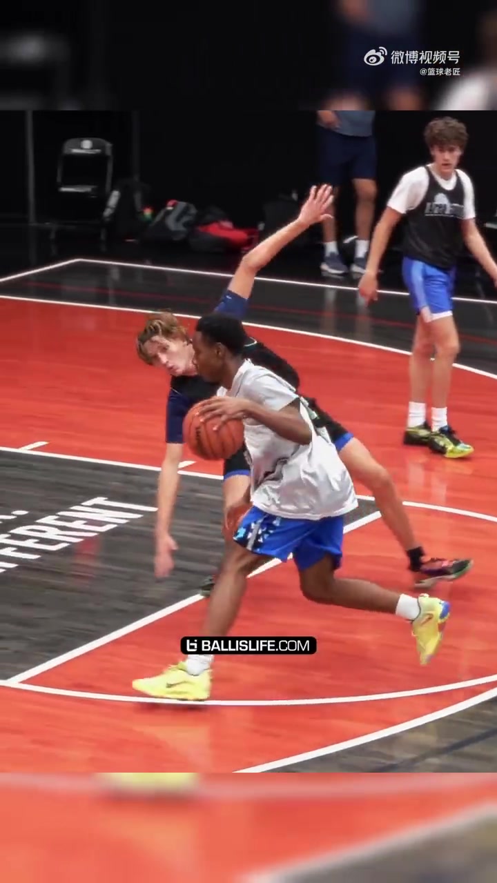 啊不是，哥们，衣服拽成这样都防不住你啊