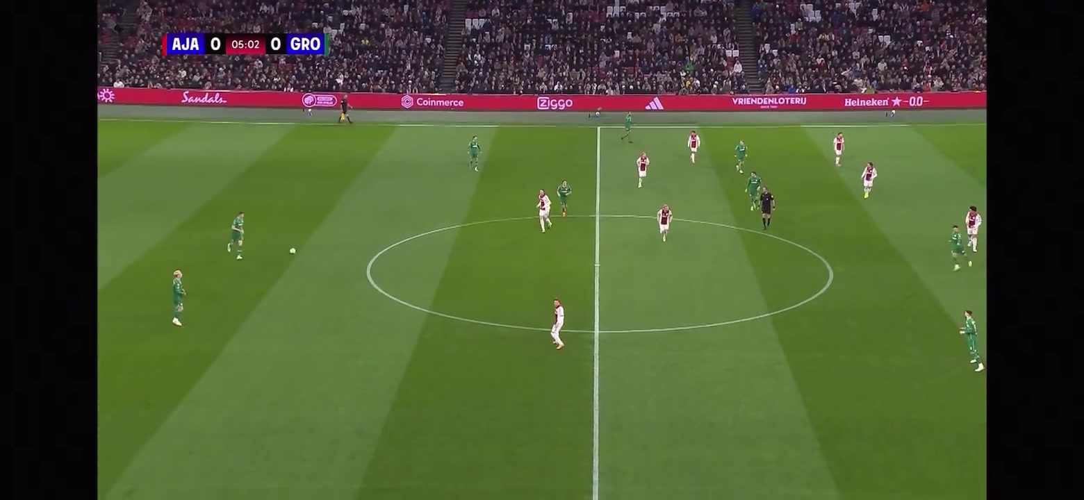 太疯狂了！阿贾克斯球迷现场点燃超大型烟花把球场炸得鸡飞狗跳！