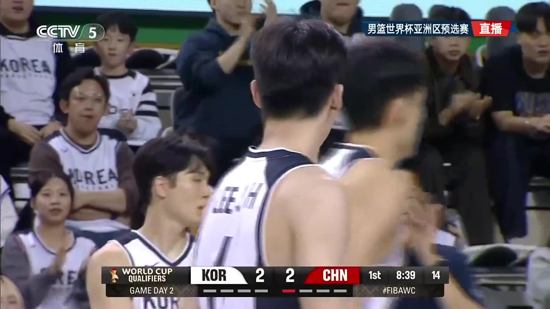 这啥情况？曾凡博三步上篮犹豫后选择不出手，传给队友出现失误！