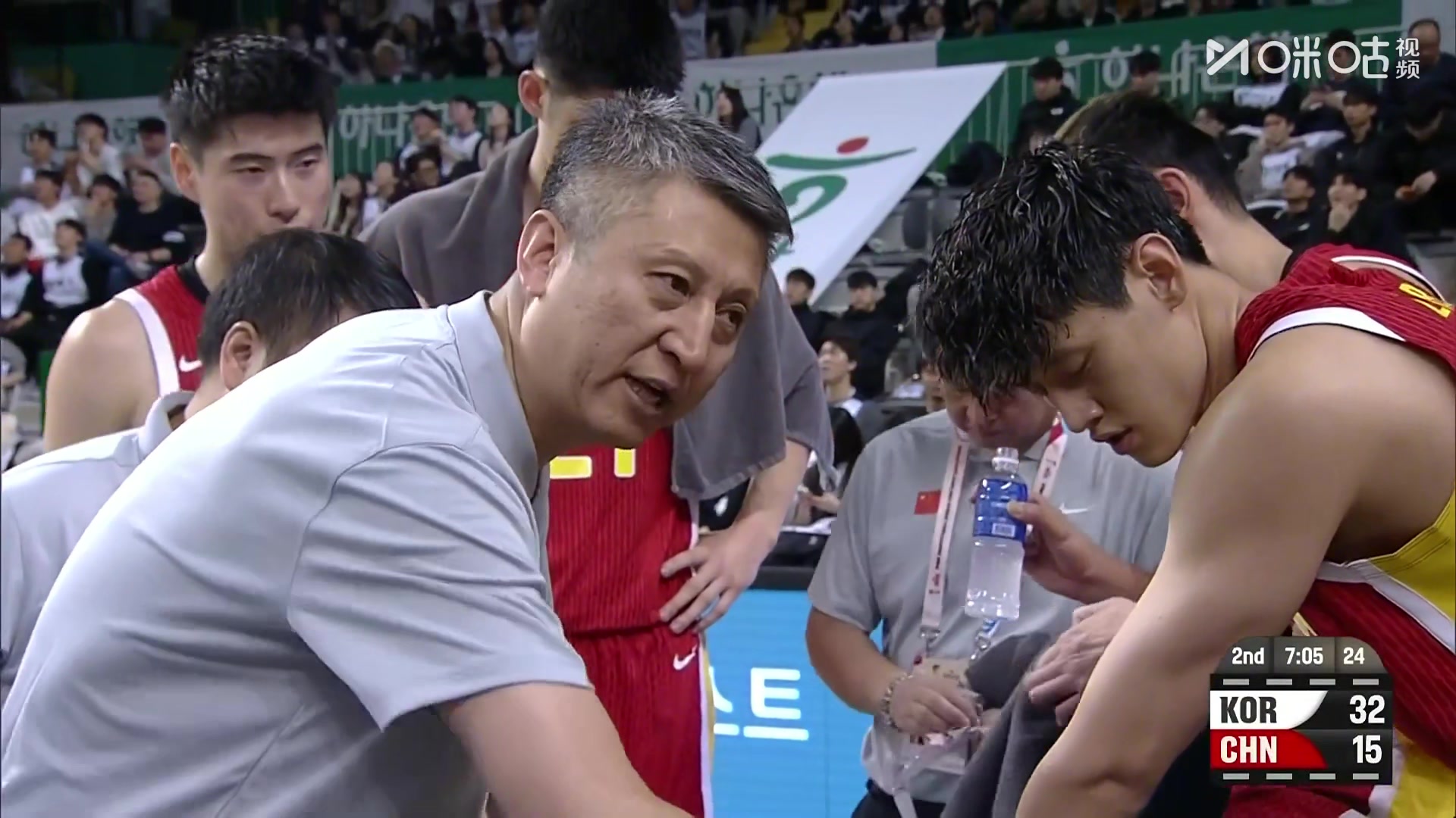 上半场就被韩国打花了！郭士强暂停时鼓舞球员：退防要快，防空切！