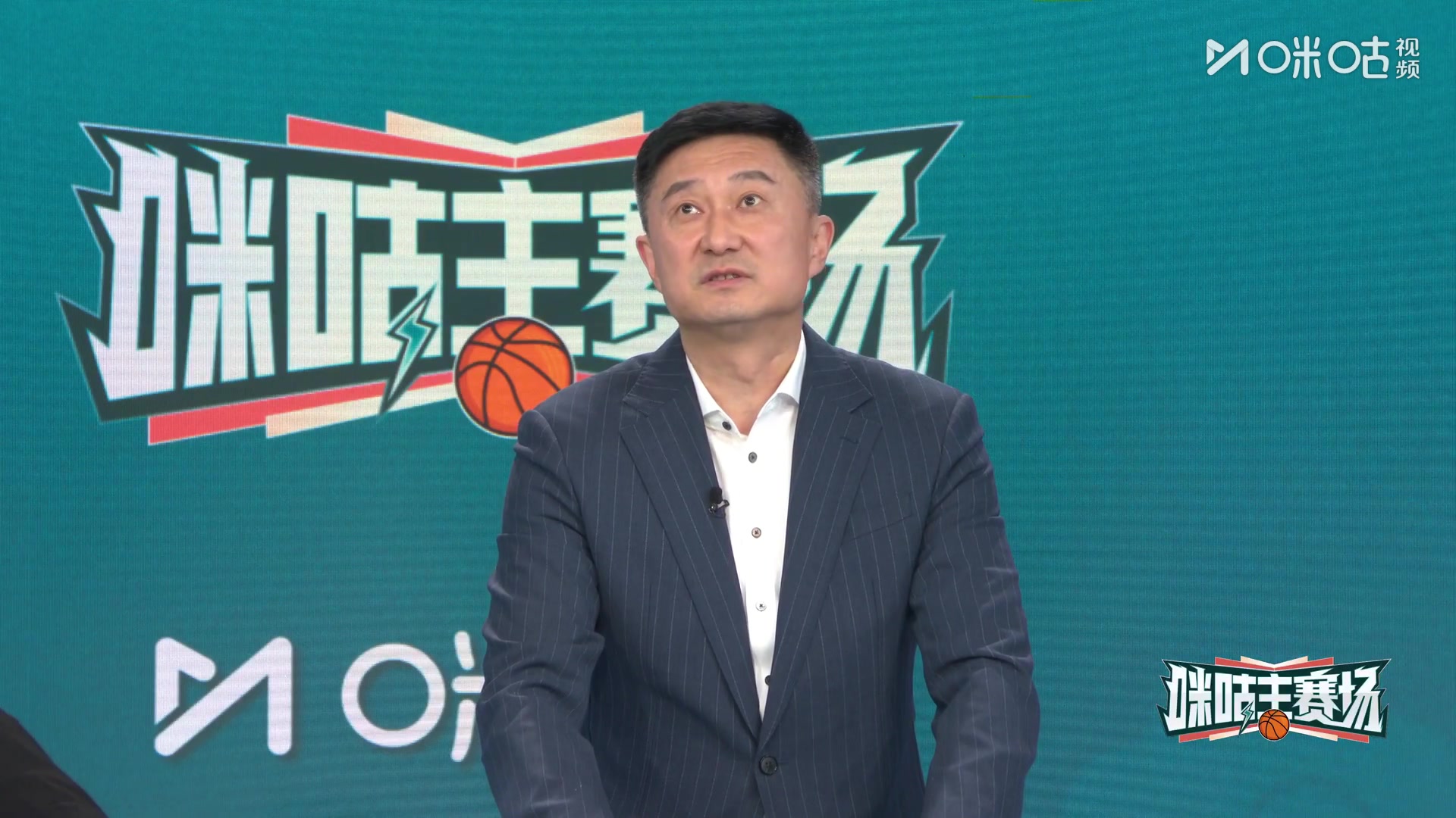 胡明轩有空位都不出手？杜锋：他看周琦来了，就把球给琦哥