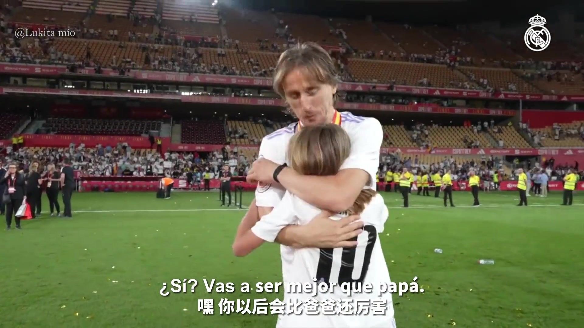 真的好像啊！魔笛23年国王杯赛后对女儿：你会比爸爸还厉害的！
