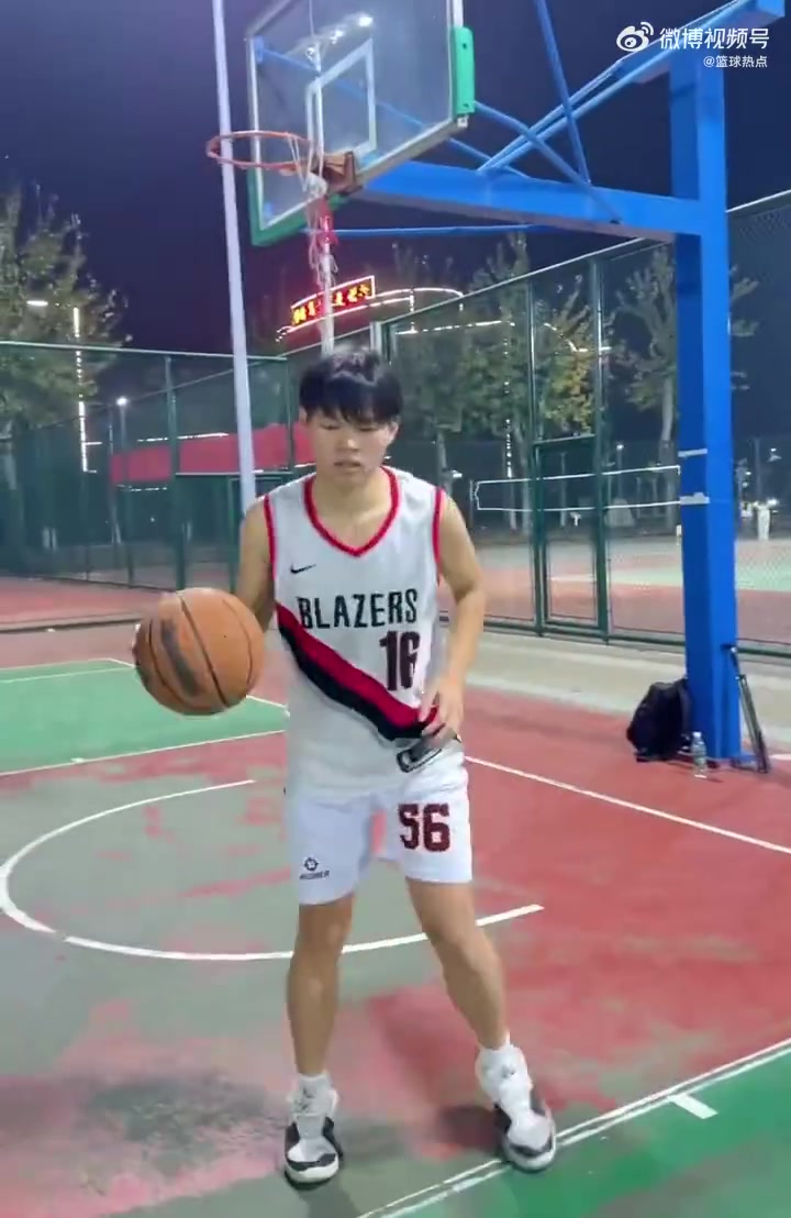 野球场小哥模仿杨瀚森，大家觉得像不像？