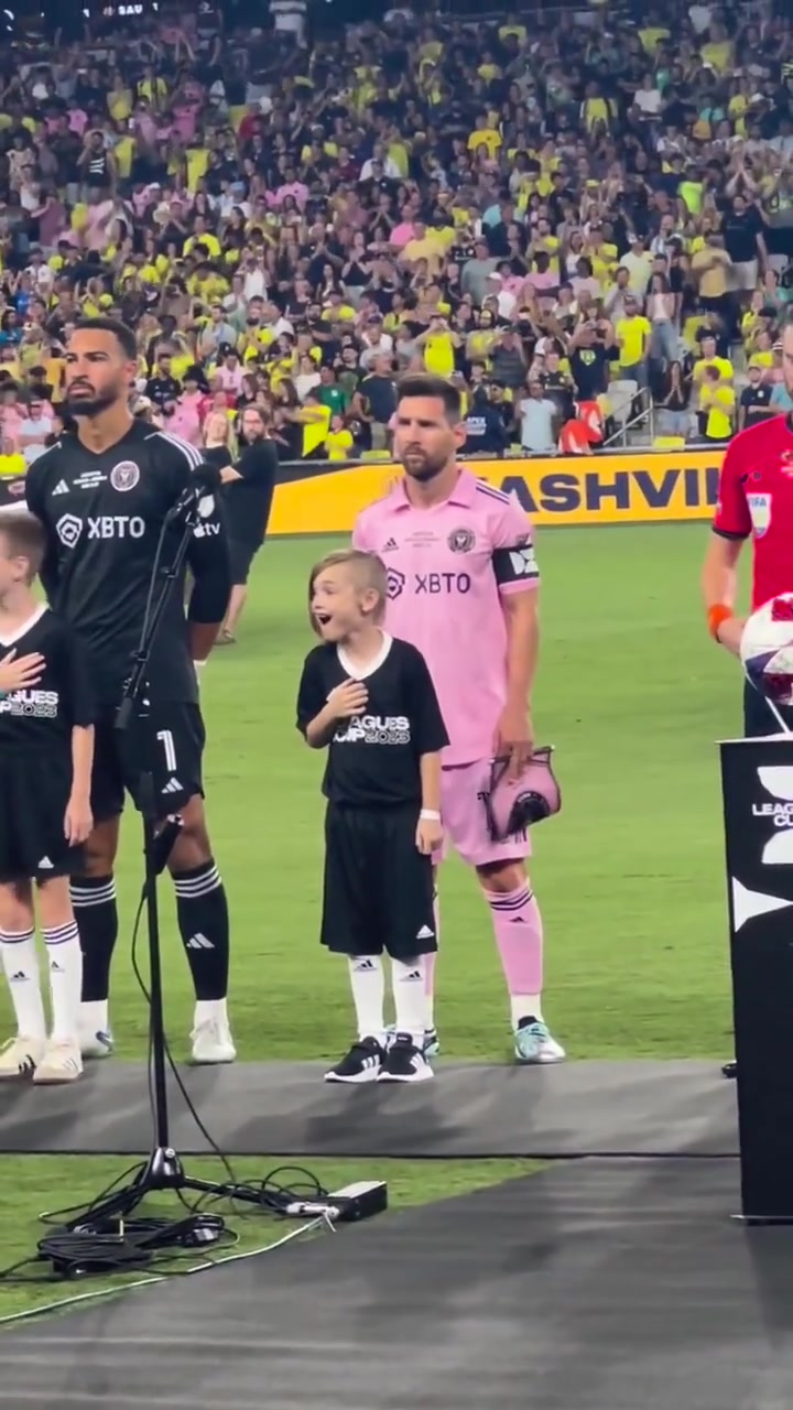 这下有和同学们唠的了！名场面：梅西的小球童全程难以置信！