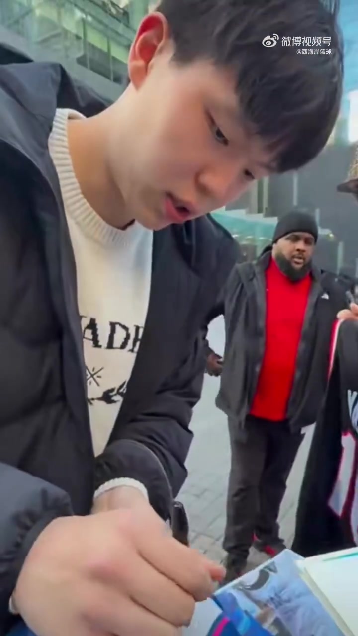 多伦多球迷等瀚森签名等了1个小时！瀚森：都是哥都是哥