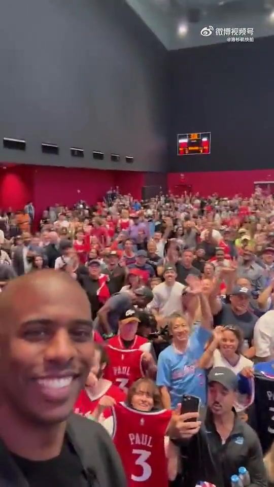怎么裁掉老船长了啊保罗刚回来还和快船球迷们开心自拍互动~