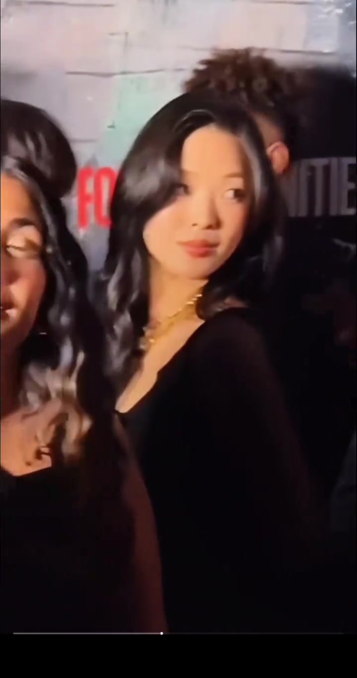 李刚仁携女友参加巴黎晚宴，女友是斗山集团副会长朴镇元长女