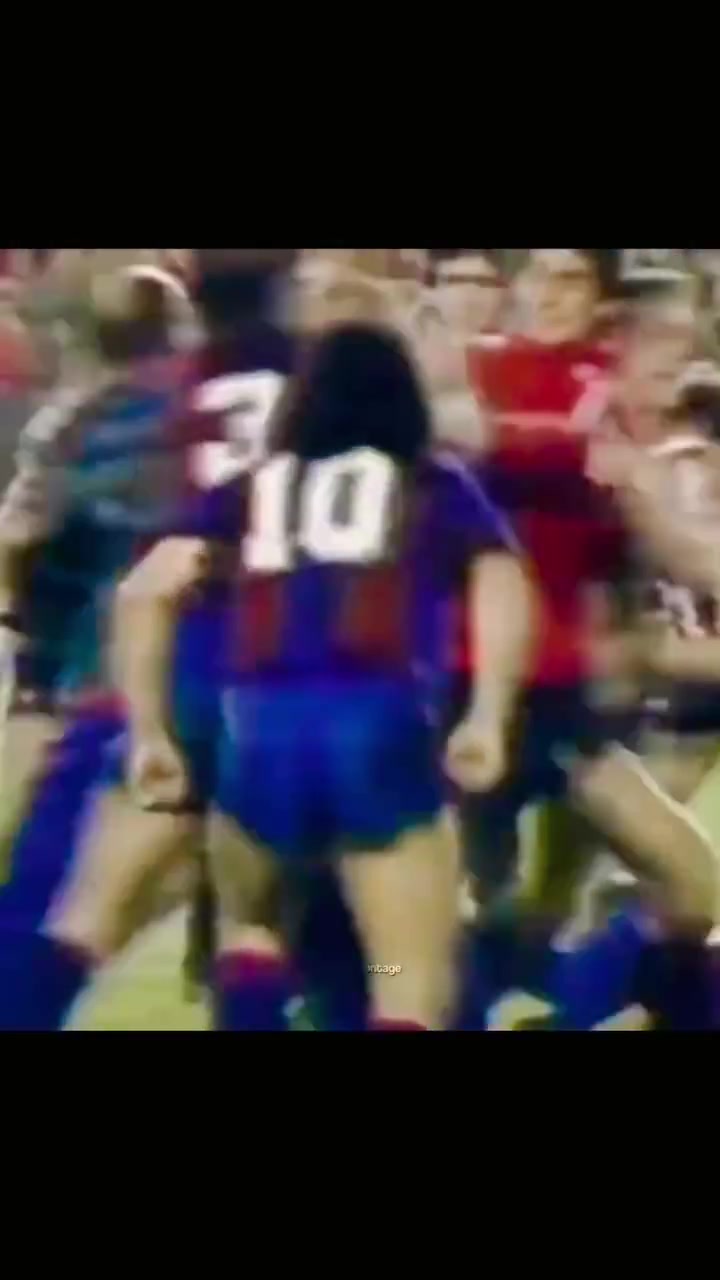 足坛珍藏：一场比赛被侵犯20余次，马拉多纳终于忍不了引发群殴！