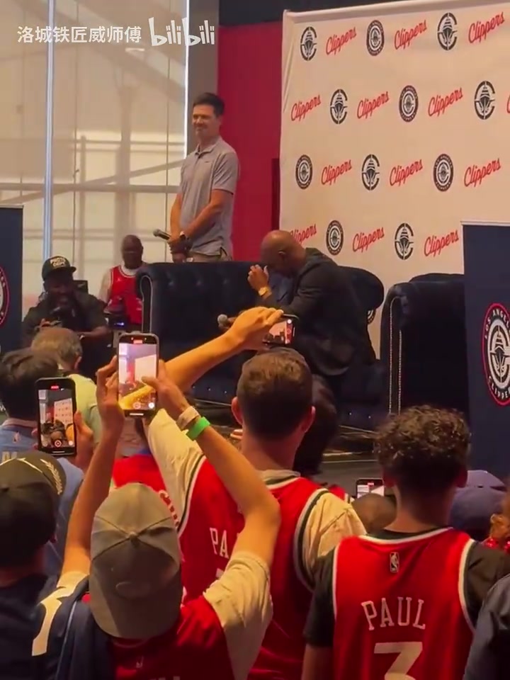 唏嘘！4个月前，保罗在快船为其举办的欢迎仪式上几近落泪！