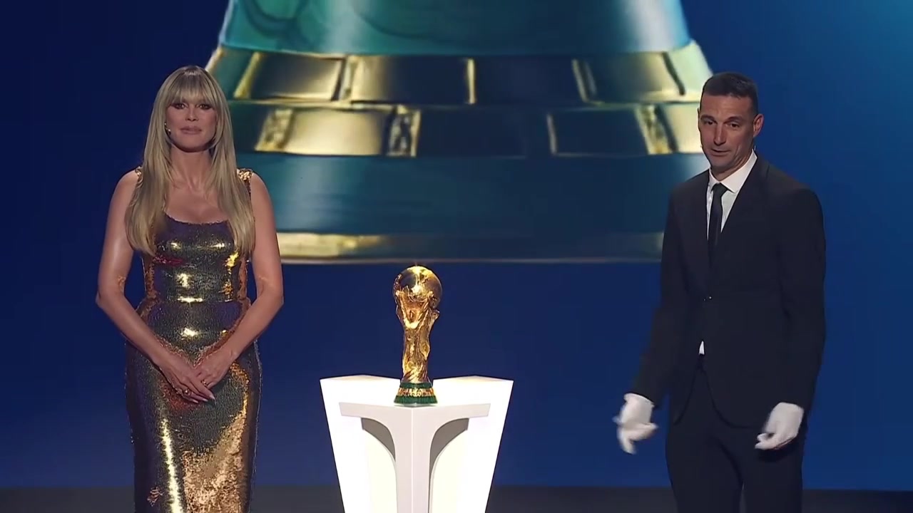 世界杯抽签仪式！卫冕冠军主帅斯卡洛尼亲手归还大力神杯！