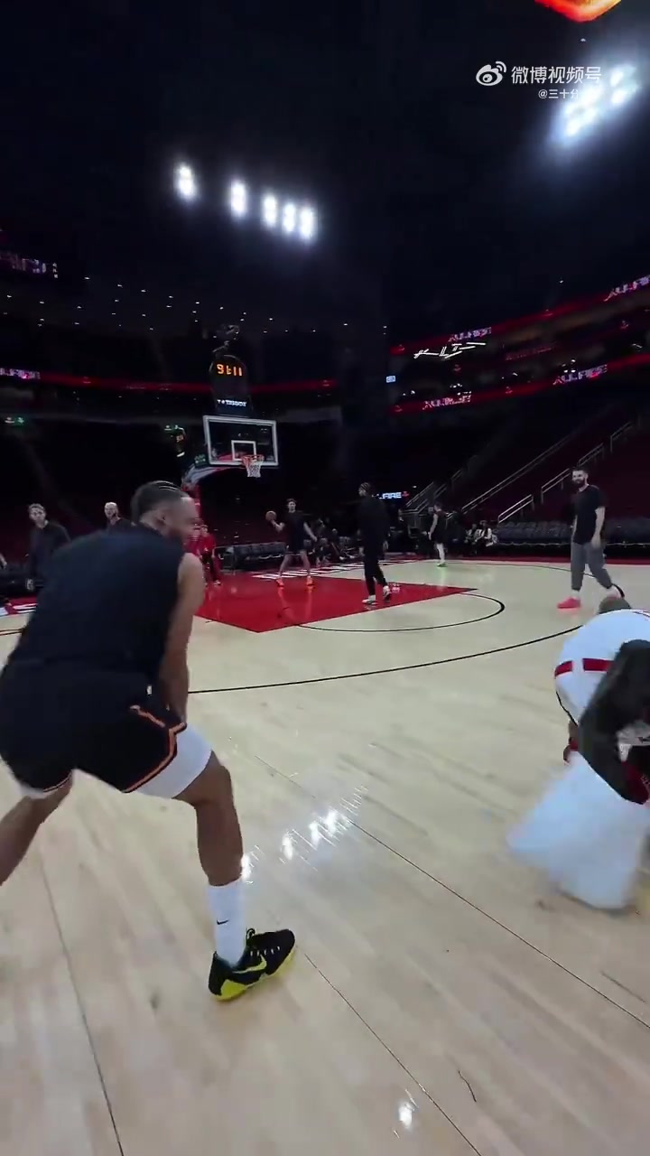 狄龙重回火箭主场，上来就和火箭熊干了一架！