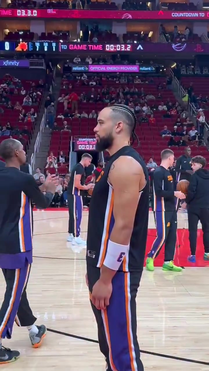 重回丰田中心的龙哥，赛前愣愣地站着在想啥呢？