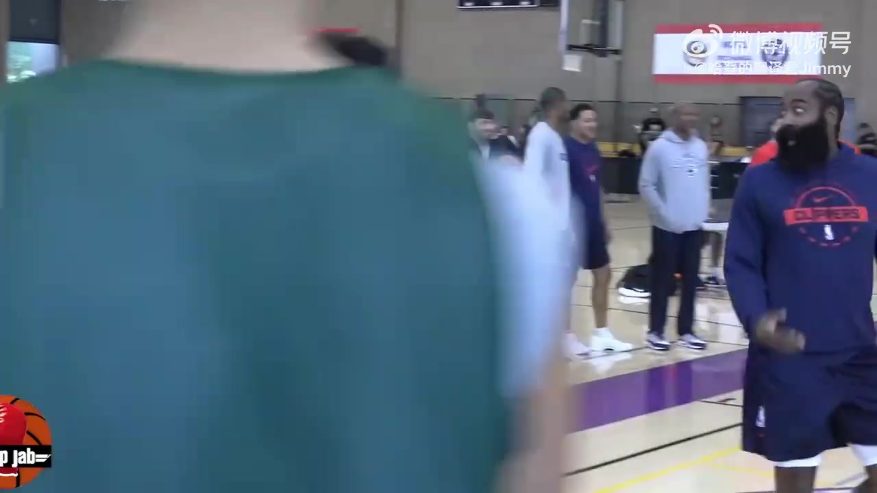 泰伦·卢训练中怒喷保罗完整版视频：保罗觉得快船训练有问题，并通过哈登转达给卢指导