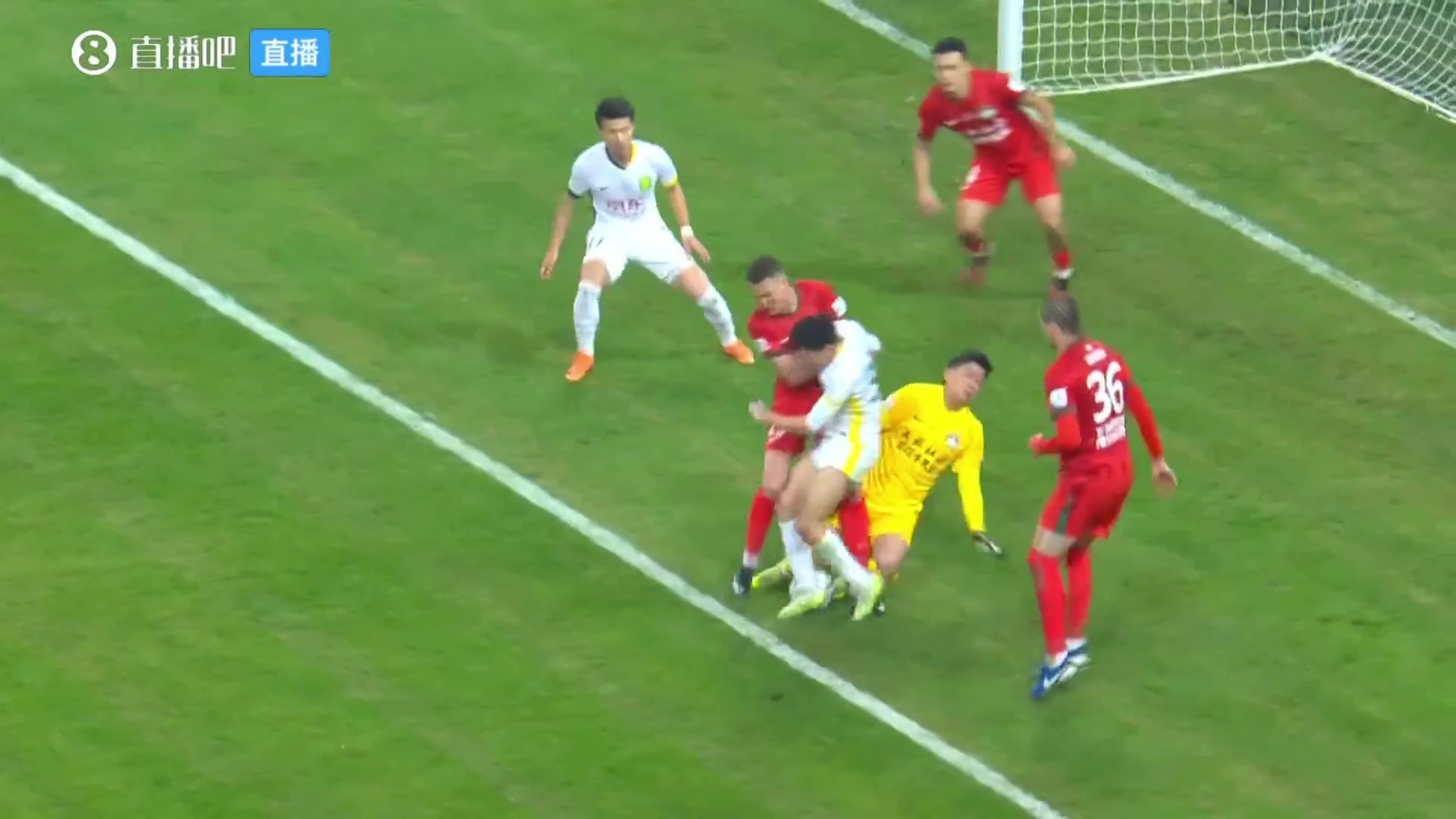 你怎么看❓️国安进球,河南门将疑似投诉被冲撞了