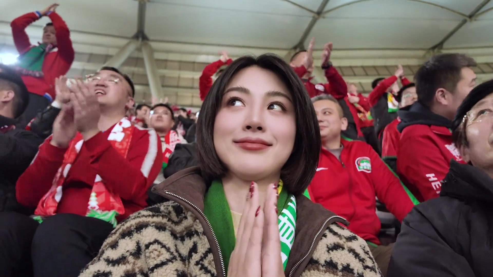 注意安全啊！演员余薇薇身披国安围巾坐在了河南球迷看台