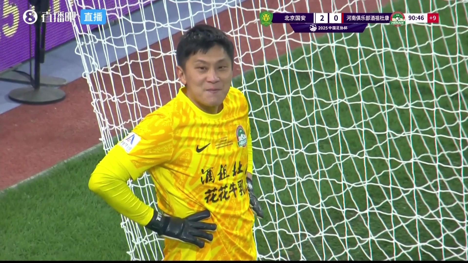 表情包！王国明扑出法比奥点球被判重罚，一边喷水一边苦笑