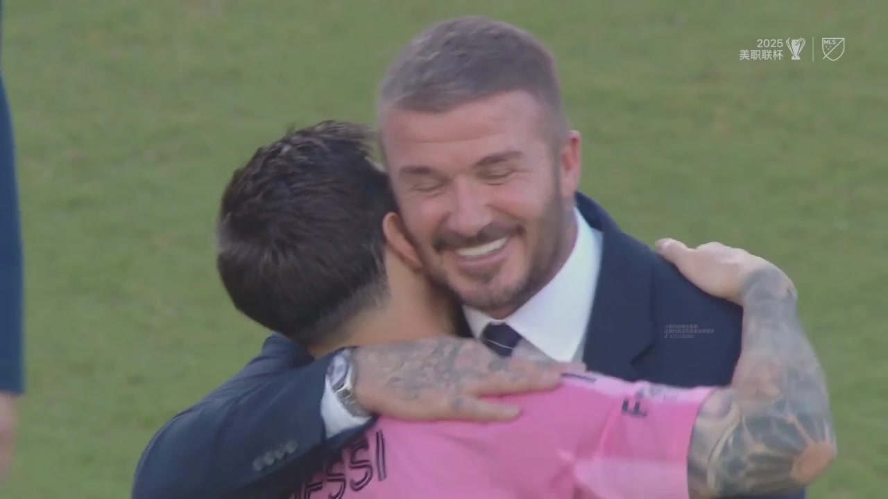 球队首次斩获美职联总冠军!小贝赛后紧紧拥抱梅西!