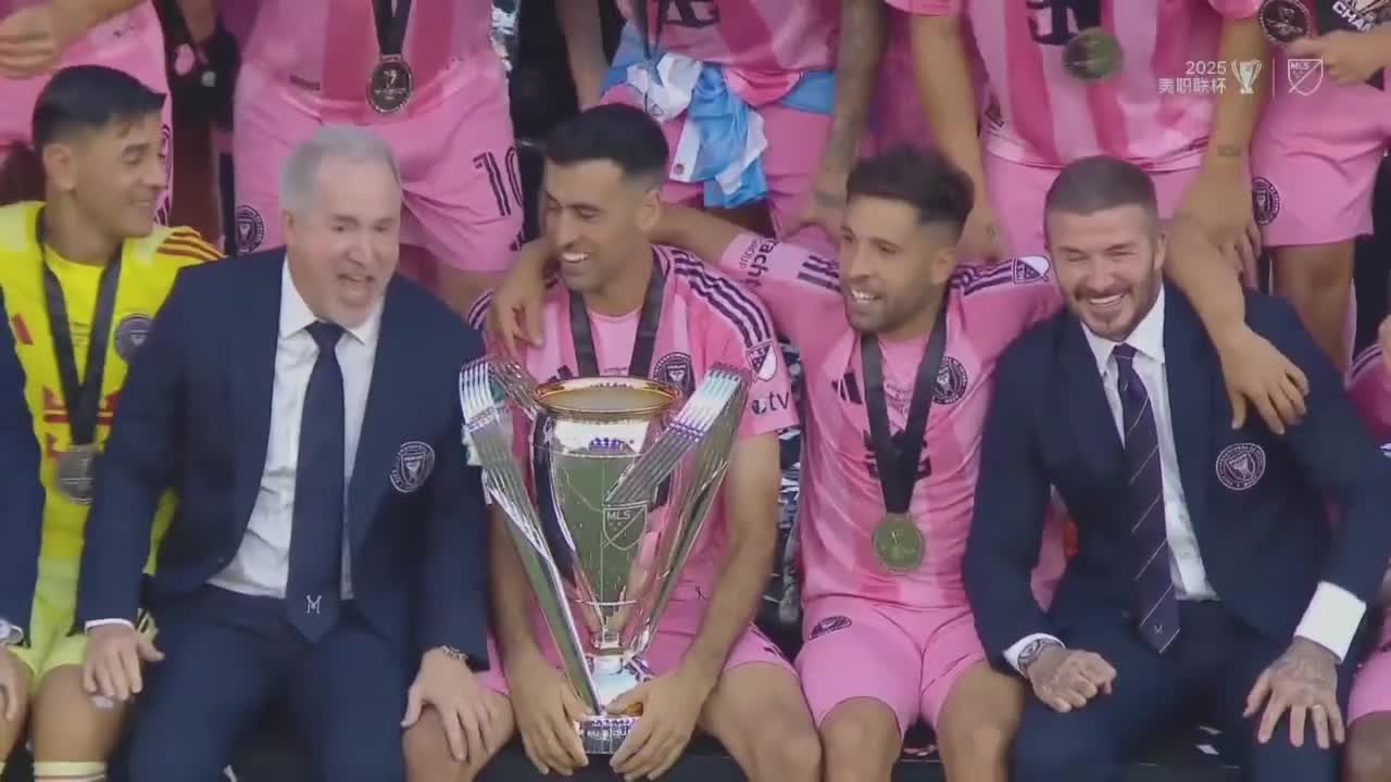 老男孩完美谢幕!夺冠庆祝布斯克茨与阿尔巴C位,身旁是老板!