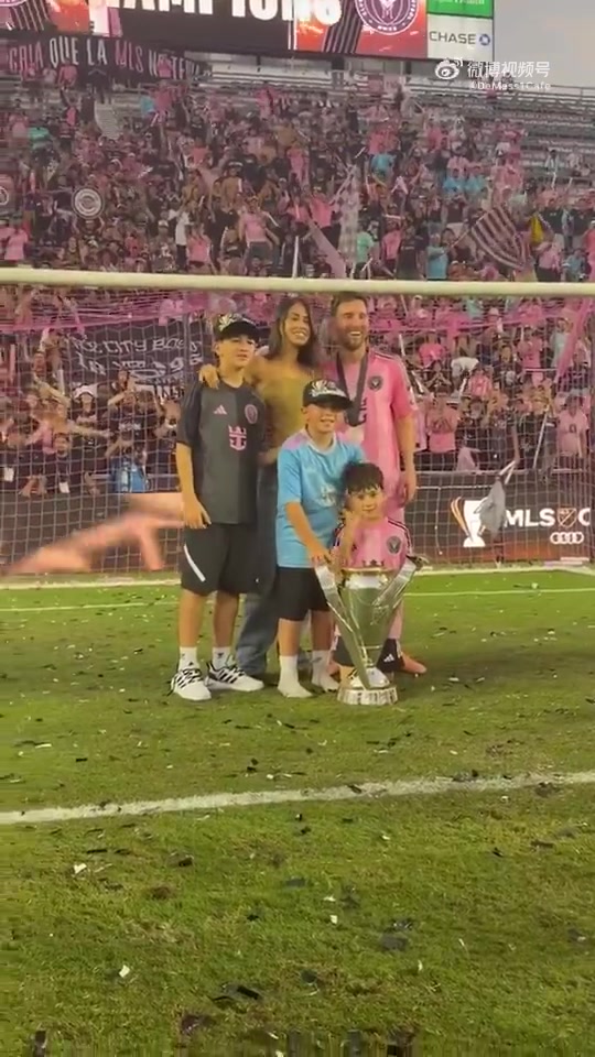赛后梅西和家人一起与球迷、奖杯合影
