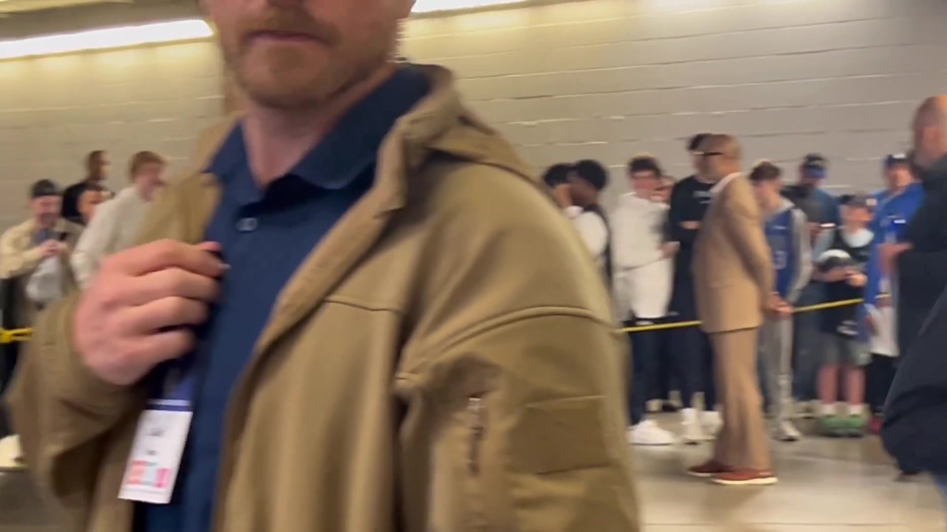 击败火箭后，弗拉格为等候在通道内的球迷们签名！