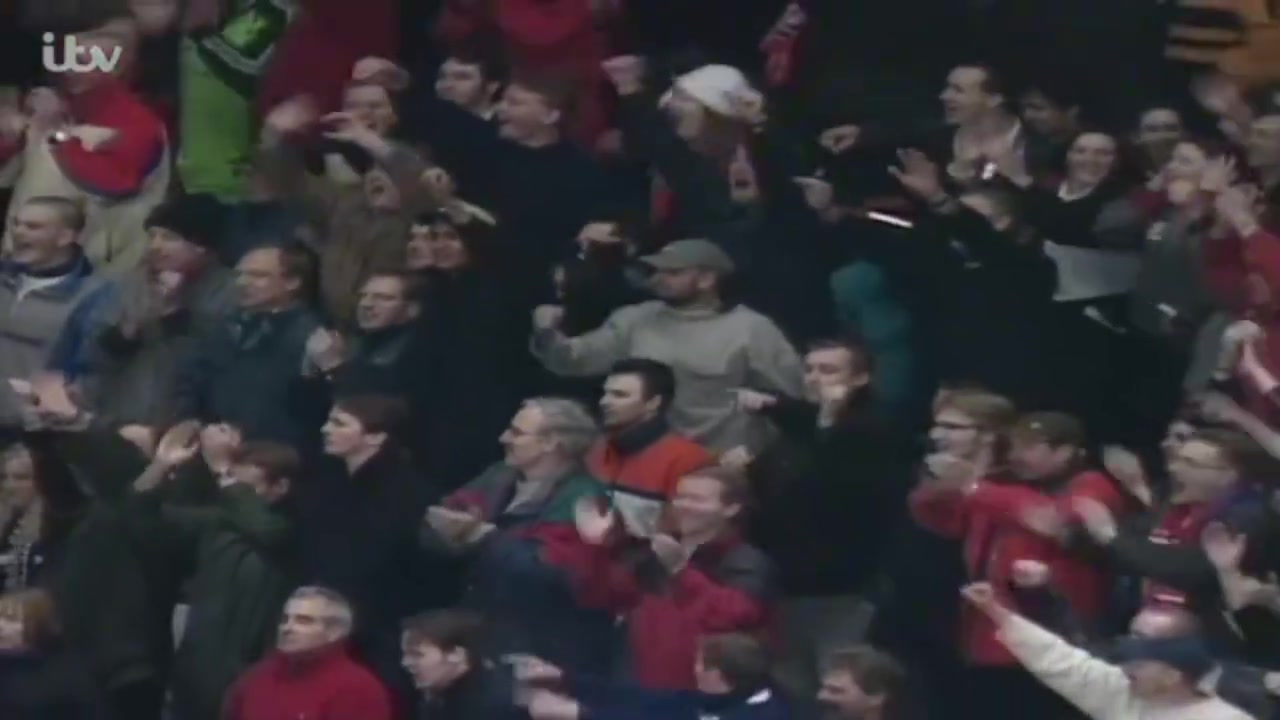 万人迷！名场面：贝克汉姆“淹没”在曼联球迷中！