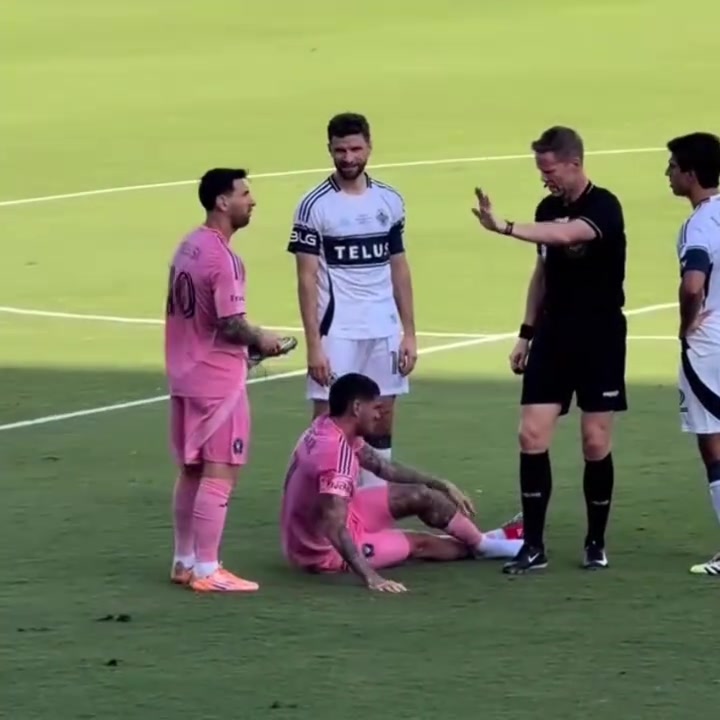 两个老将了!实拍:决赛中梅西和穆勒的友好互动!