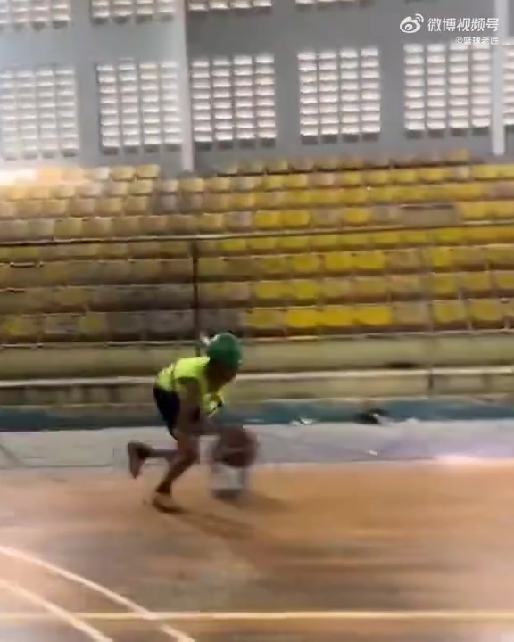 身体素质不错！小黑哥身穿民工装上演一条龙霸气飞扣