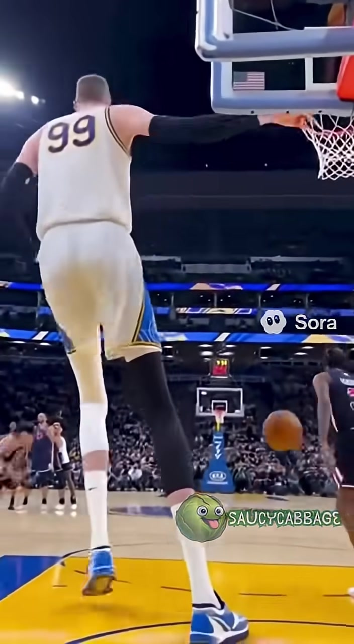 这AI视频在国外火了！要是球场上真有这样的巨人，那还打个屁啊！