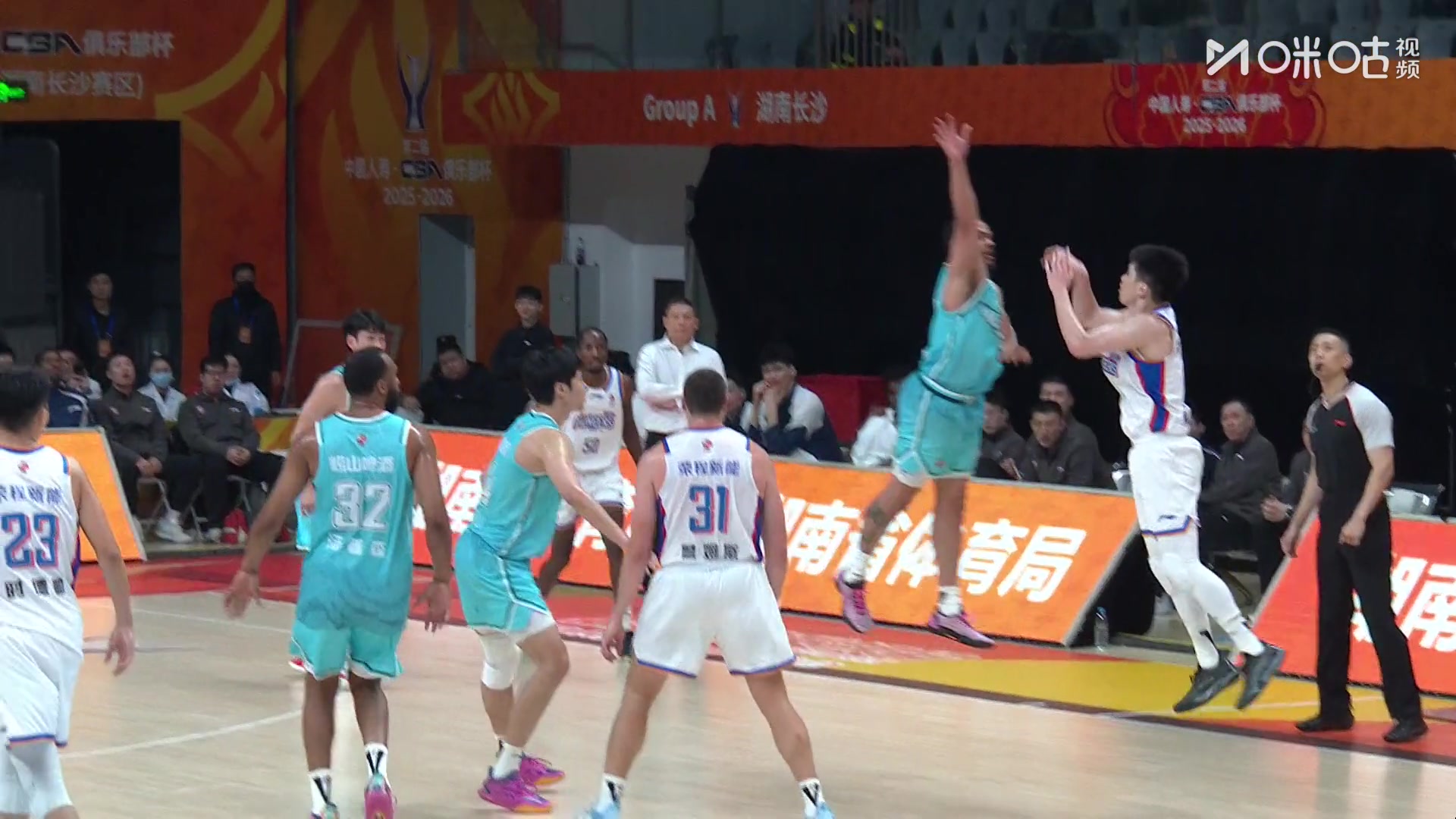 神来之笔！！林庭谦读秒极限出手！接近半场超远三分球进灯亮！