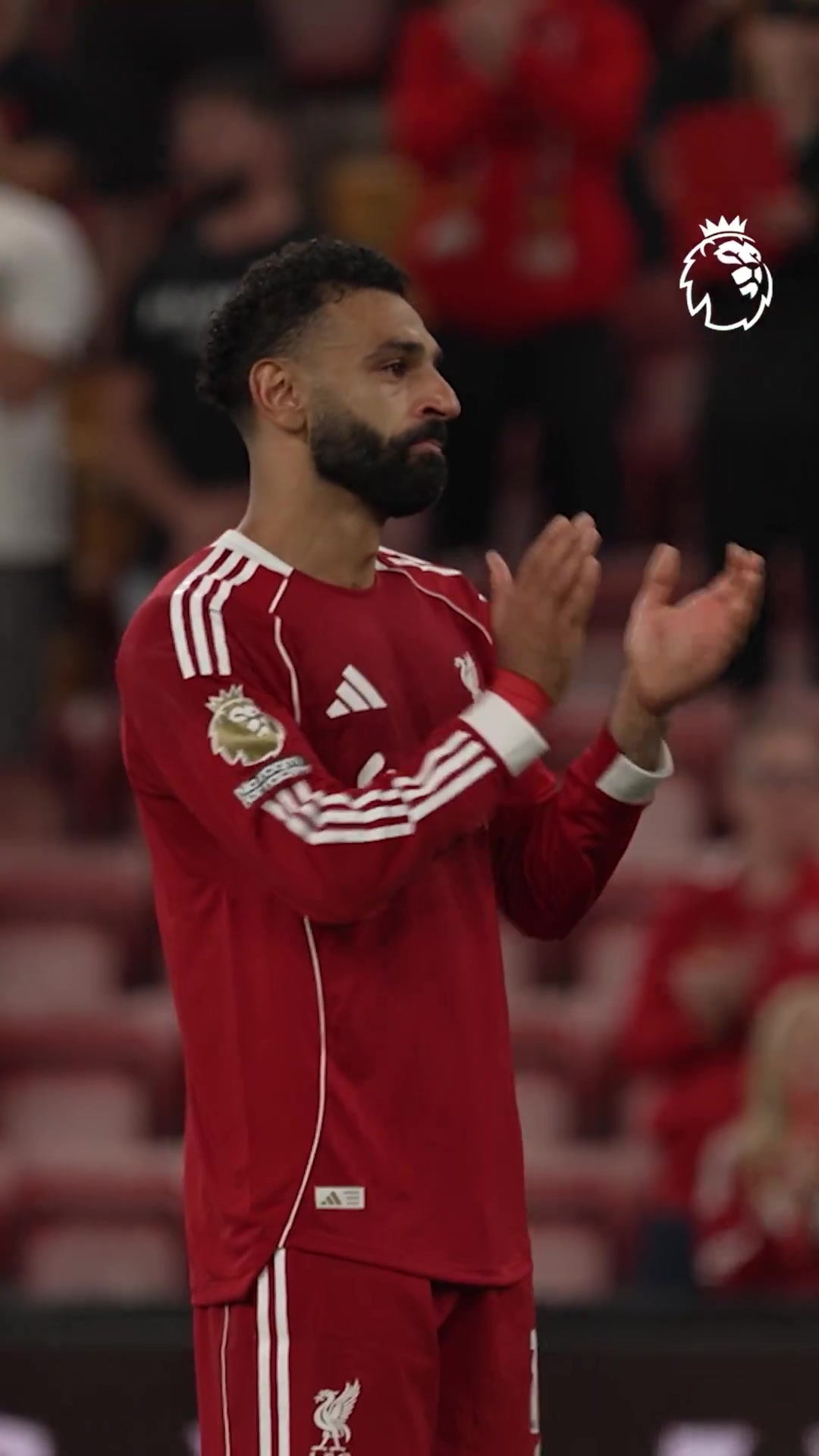 8月萨拉赫最后一个离开球场的球员，他含泪在Kop看台前唱若塔之歌