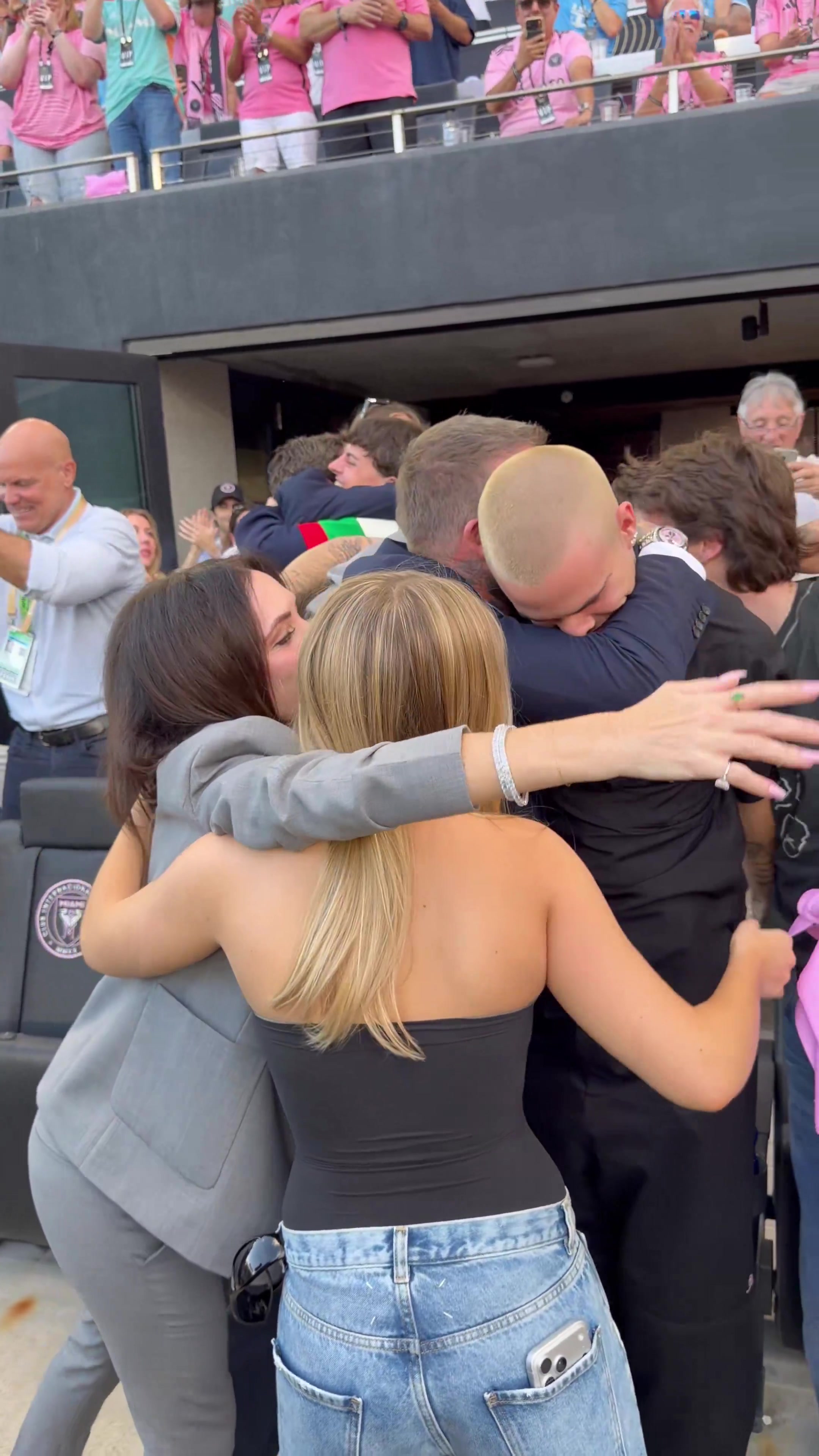 哨响时刻贝克汉姆一家庆祝夺冠，小贝真帅&小七也长大漂亮了