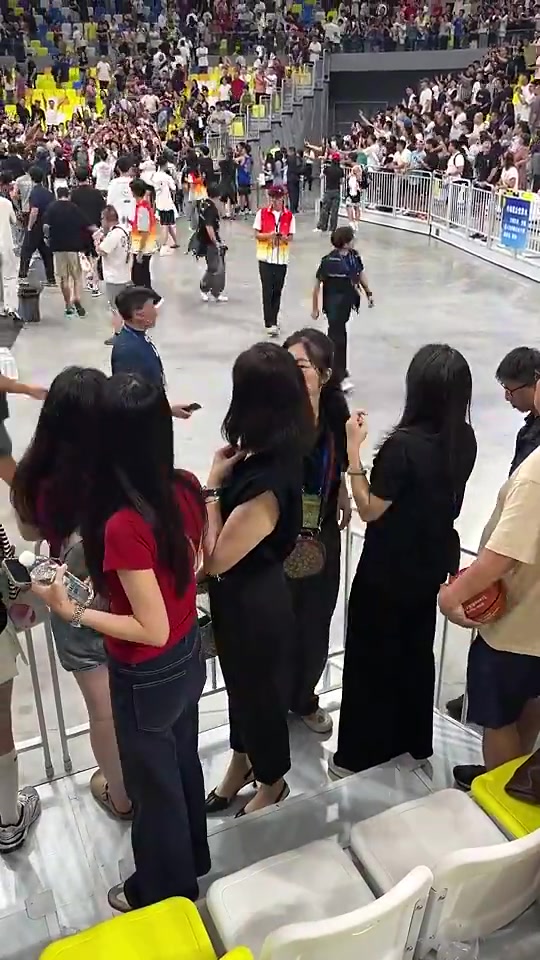 看眉眼确实有点像!球迷此前在观众席拍到胡明轩的妈妈