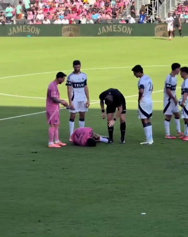 梅西和穆勒看到德保罗假装受伤都笑了