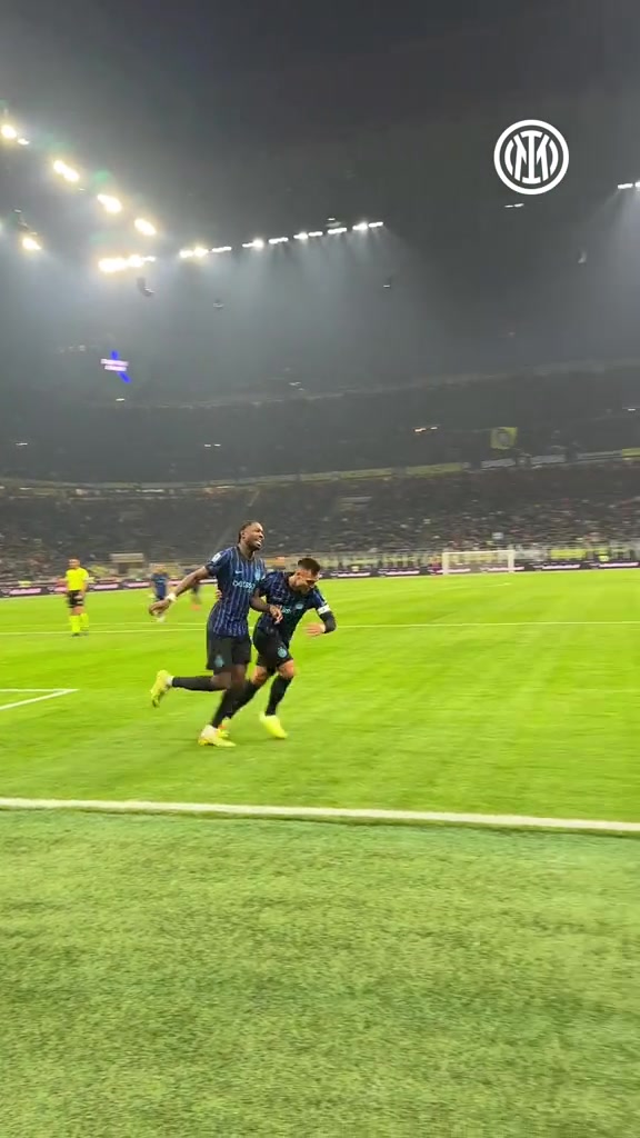 实拍：角球破门后，劳塔罗将小图拉姆推向场边单独接受掌声