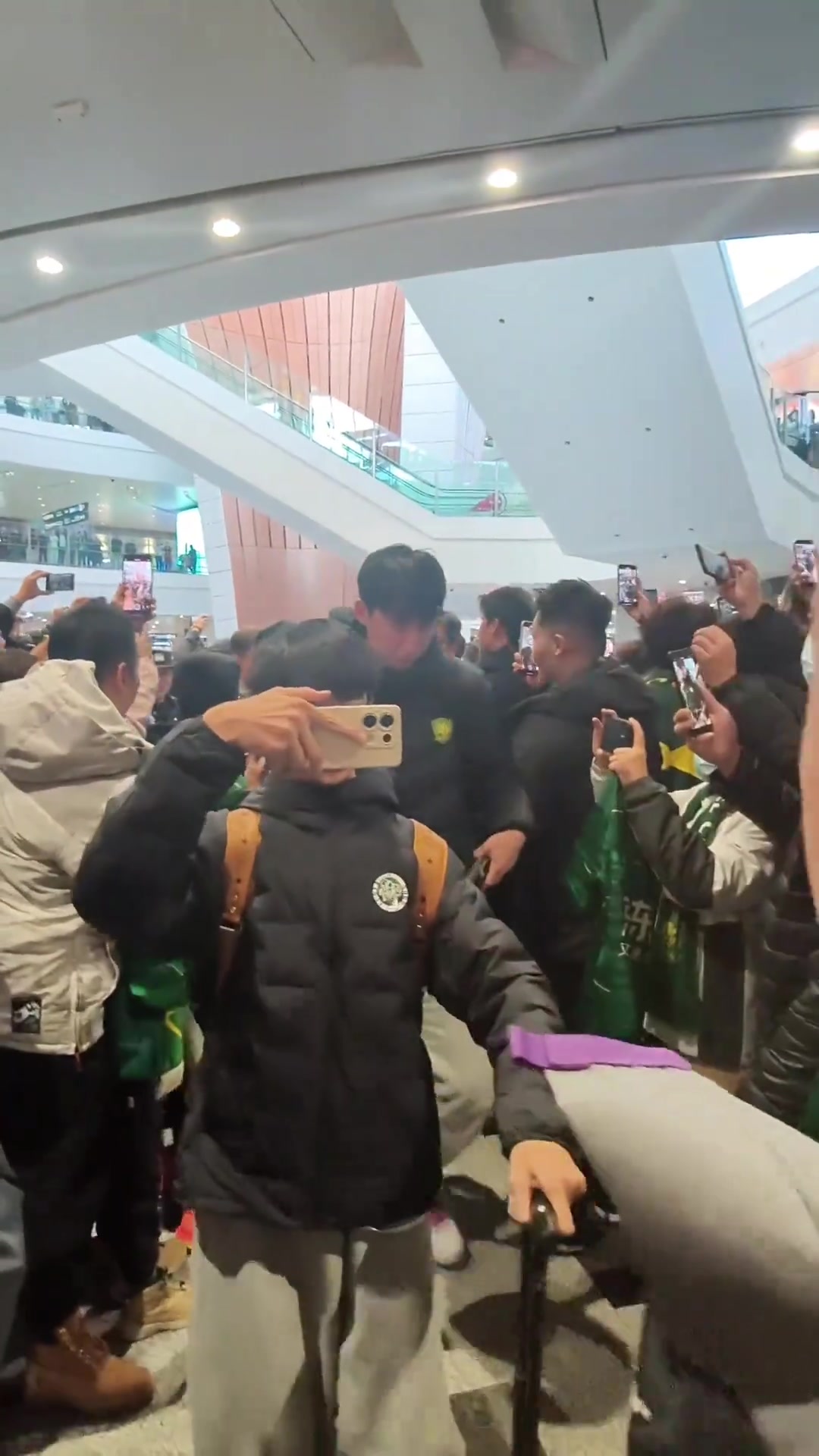 实拍：国安全队返回北京，国安球迷来到大兴机场高呼“NB”