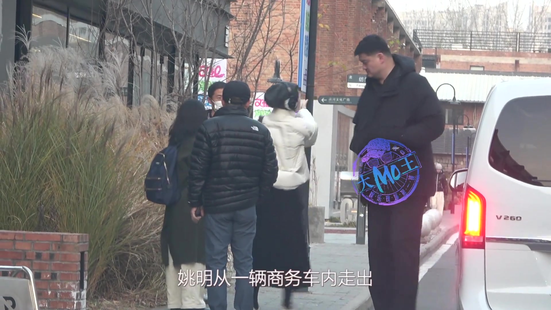 大型商务车在姚明面前直接秒变小轿车