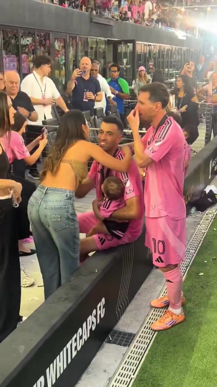 说啥了？布斯克茨老婆看到梅西感觉有点害羞