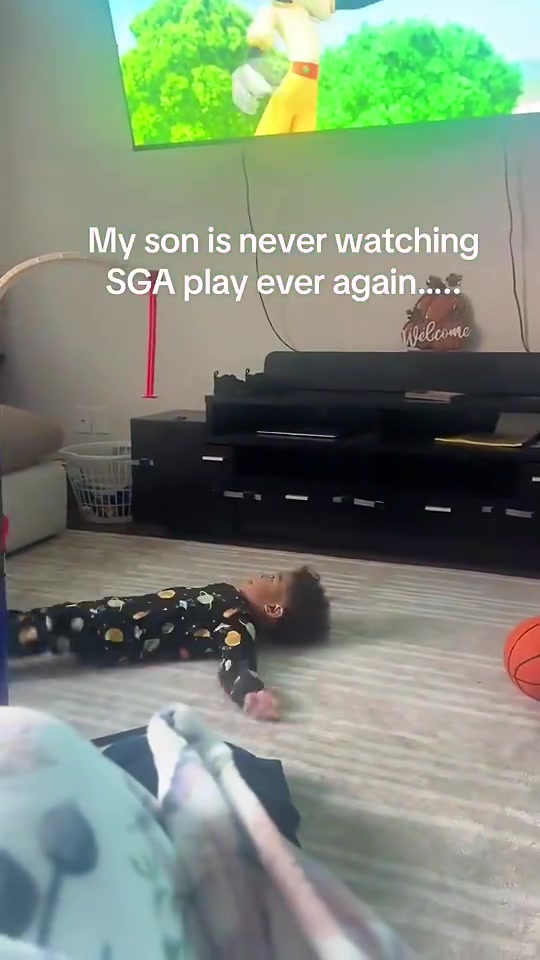 国外网友此前晒儿子看了SGA打球后：投完篮立马倒地造犯规