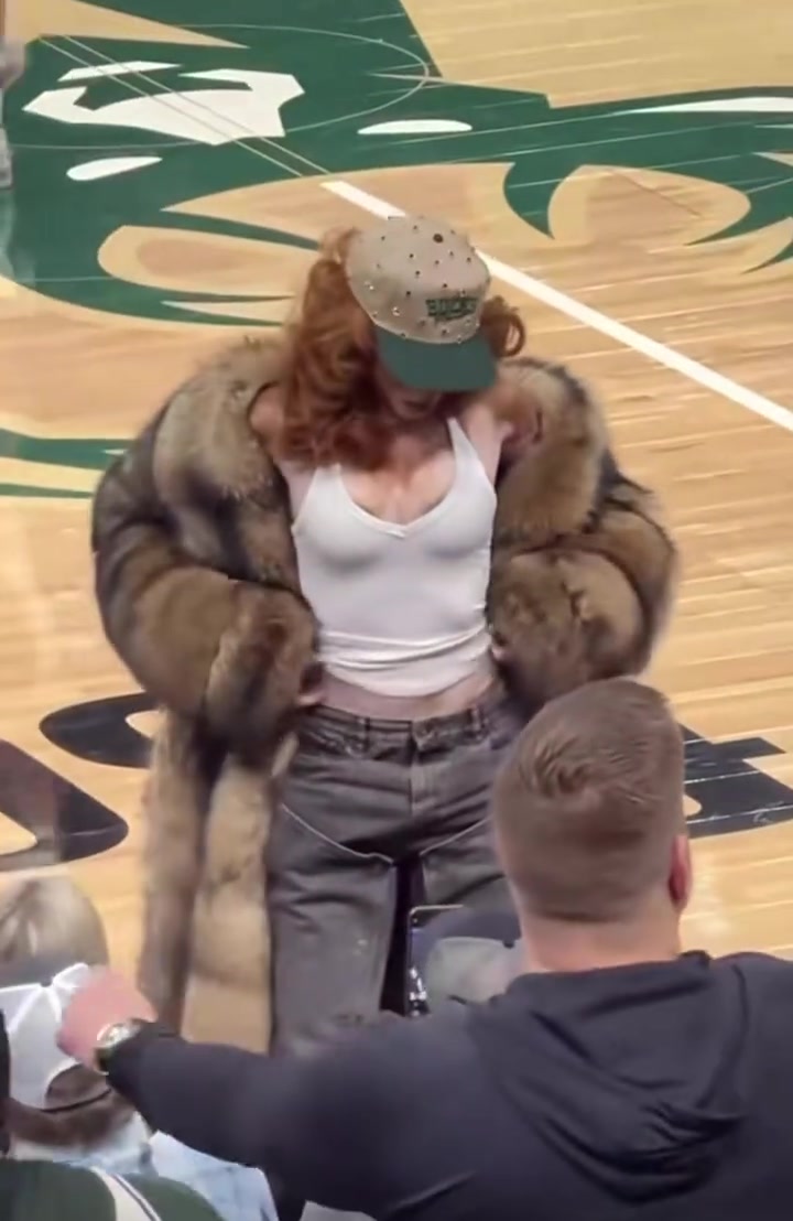 库兹马超模女朋友观看男友比赛，这是穿的啥啊