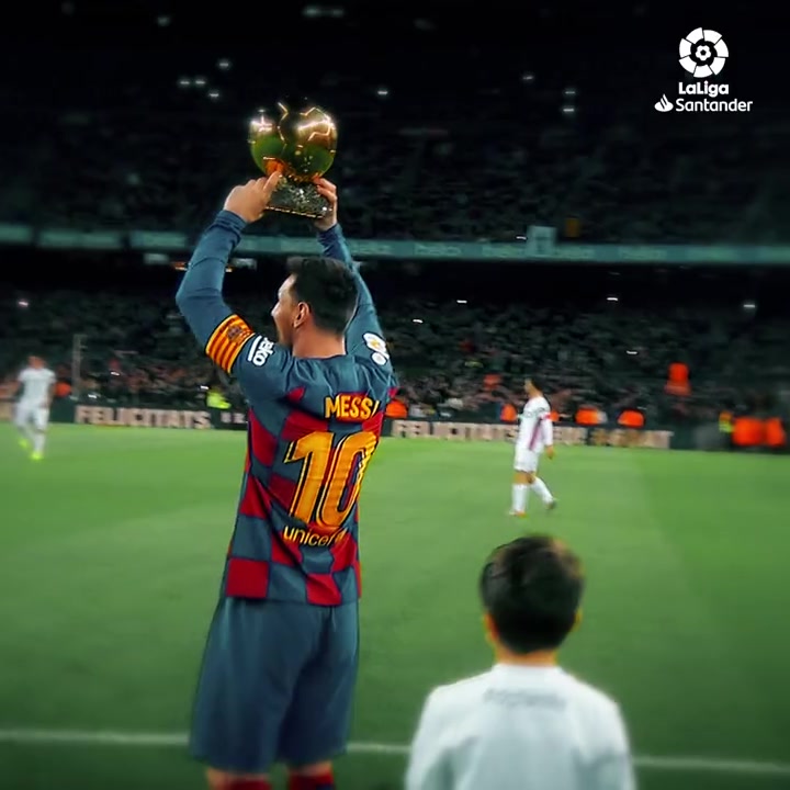 意义重大！六年前的今天，梅西在诺坎普领取第六座金球奖