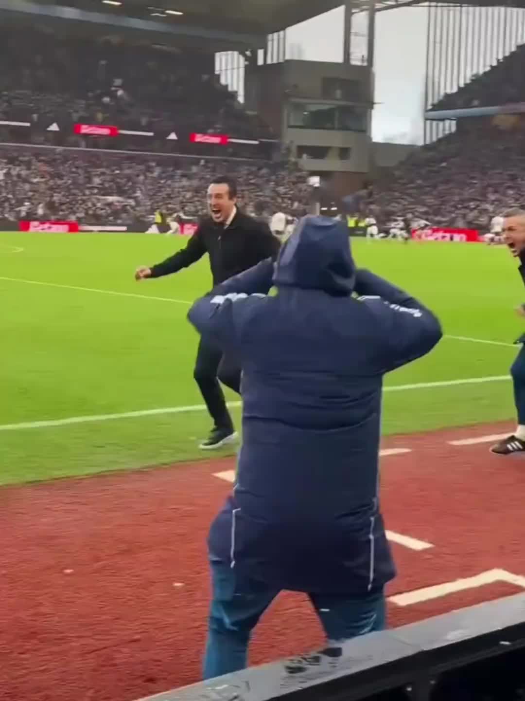 这就是足球！维拉绝杀阿森纳瞬间，场边埃梅里与球迷的反应